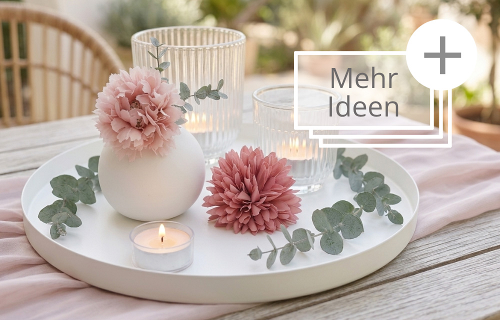 Stilvolle Tischdeko: Rosafarbene Blüten, Eukalyptus und Teelichter auf einem weißen Metalltablett für ein gemütliches Ambiente.