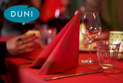 Duni Weihnachtsserie Shimmer Trees mit roter Serviette und festlich gedecktem Tisch.