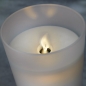 Die Duni LED Leuchte Element mit flackernder „Flamme“ und einer Brenndauer von 20.000 Stunden besteht aus einem unzerbrechlichen, glatten und gefrosteten Material.