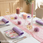 Romantische Tischdekoration in Rosa und Lila mit Spitzenläufer, prachtvollen Glas Kerzenhaltern und Josephine Rosen Motivservietten.