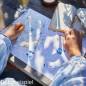Duni Serviette und Tischset Dutch Charm mit blauem Holland-Motiv im Delfter Kachel-Stil auf einem Tisch..