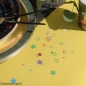 Dekobeispiel für das Papier Konfetti Sterne und Punkte, bunt, 5 - 15 mm.