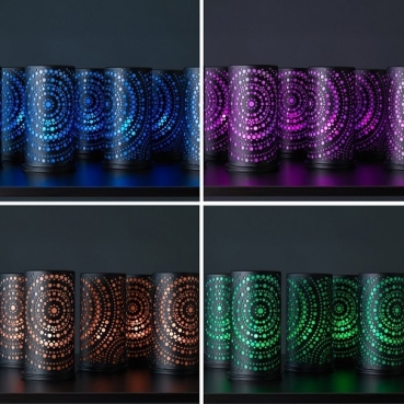 Dekobeispiel Duni LED Kerzen multicolour in Kerzenhaltern.