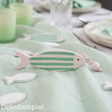 Holzfisch gestreift in Mintgrün und Weiß auf zartem Stoffläufer für eine maritime Tischdekoration.