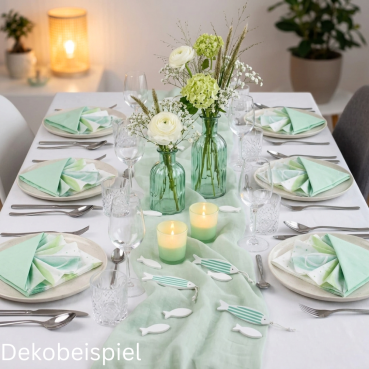 Festlich gedeckter Tisch zur Kommunion mit mintfarbenen Servietten, Blumenvasen und kleinen Deko-Fischen.