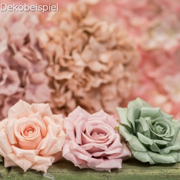 Dekobeispiel mit der Kunstblume Rosenkopf in Altrosa, 90 mm.