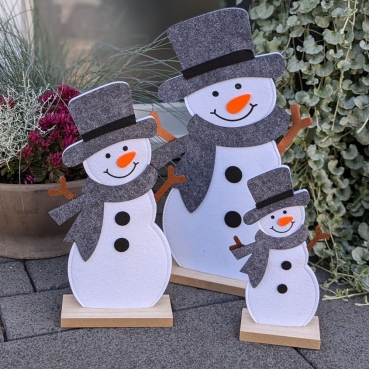 3 Filz Schneemänner, auf Sockel, 21 cm, 29 cm und 37 cm