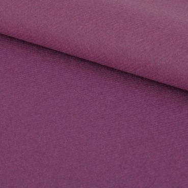 Nahaufnahme von der Premium Faltserviette in Aubergine, 40 x 40 cm, stoffähnlich, durchgefärbt.
