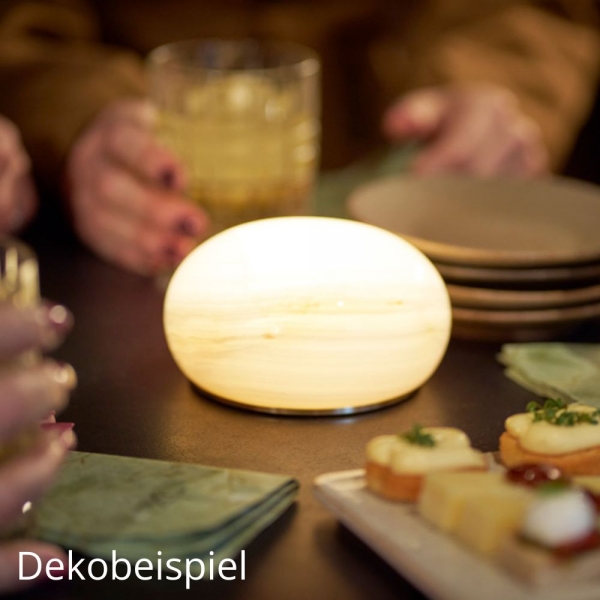 Duni LED-Tischlampe Alaea, kabellos und wiederaufladbar, mit Akku und passender Fernbedienung, modernes Design auf festlich gedecktem Tisch, warmes stimmungsvolles Licht.