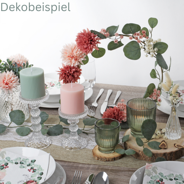 Dekobeispiel mit der Stumpenkerze mit Rillen in Rosa, 75 x 70 mm.
