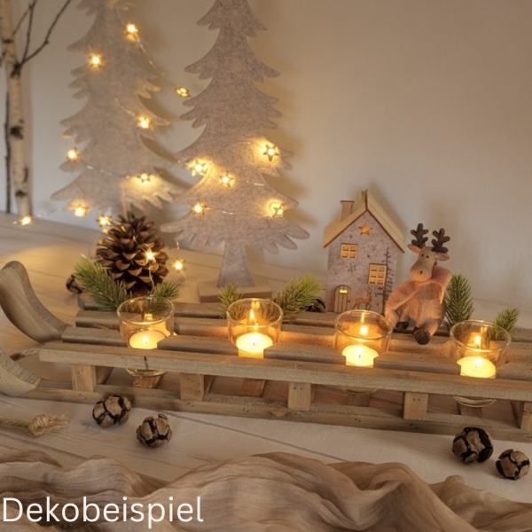Dekobeispiel mit dem kleinen Deko Elch mit Plüschschal in Braun, 11 cm.