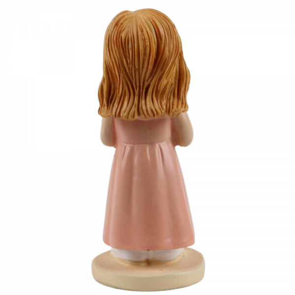 Rückansicht einer niedlichen Dekofigur Mädchens im pfirsichrosa Kleid mit einer weißen Margeriten-Blüte..