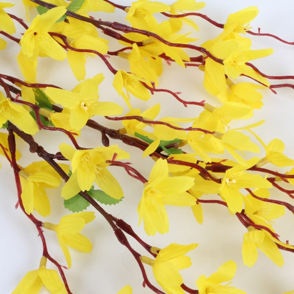 Nahaufnahme der Kunstblume Forsythien-, Goldglöckchenzweig, 83 cm.