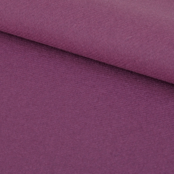 Nahaufnahme von der Premium Faltserviette in Aubergine, 40 x 40 cm, stoffähnlich, durchgefärbt.