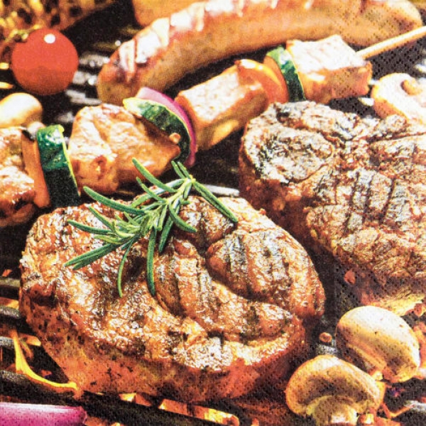Servietten mit gegrilltem Steak, Würstchen und Gemüse auf Grillrost.