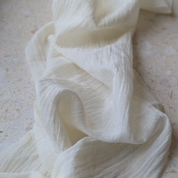 10 Meter Stoff Tischläufer Musselin in Creme Nahaufnahme