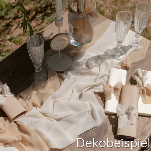 Dekobeispiel von dem Chiffon Tischläufer, hauchdünn, in Hellbraun, 35 cm.