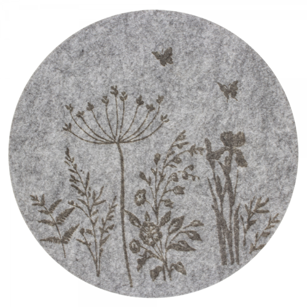 Rundes graues Filz-Tischset mit filigranem Aufdruck von Wildblumen, Gräsern und kleinen fliegenden Schmetterlingen.
