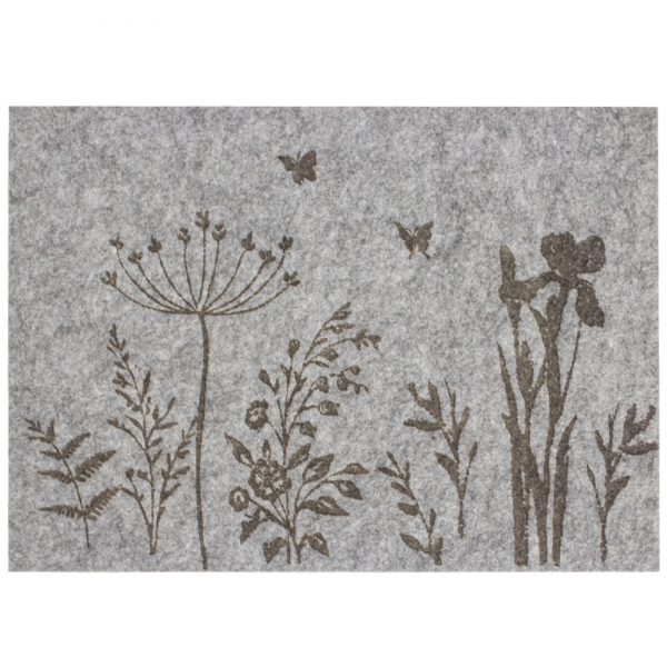 Rechteckiges graues Filz-Tischset mit dunklem Aufdruck von zarten Wildblumen, Farnen und fliegenden Schmetterlingen.